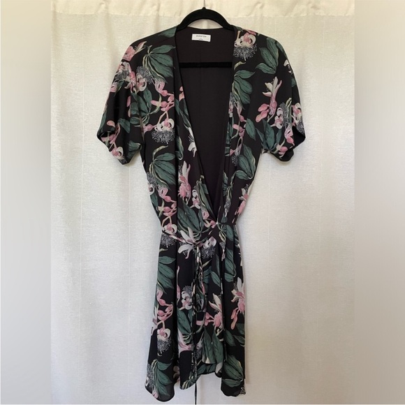 Babaton Dresses & Skirts - Aritzia Babaton Wallace Floral Wrap Dress